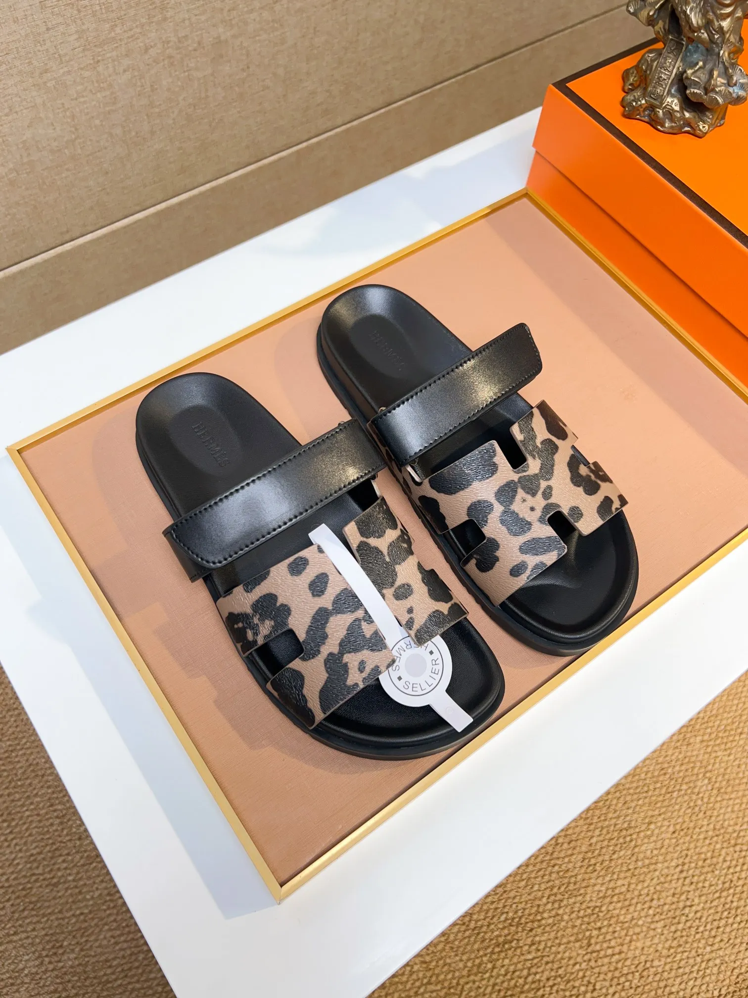 Men's clothing and shoes 💰340 💅💅💅 new arrival. Hermes Hermes official website latest counter synchronized new oran color leather H slippers, the original Paris version flew back to the original model and opened the mold to make it perfectly🍌The highest quality Sincerity, you can enter and leave the counter at will [Deyi] The upper is made of original customized  colored palm prints, crocodile print, ostrich print, colored cow leather, colored cow suede, 🤔 horse hair, 🥳 colored diamonds, 🥰 3D printing, and other genuine leather slippers, imported cow pattern foot pad lining, Italian  latest original genuine leather combination outsole Code number: 38-48 (customized at 46.47.48) Can be made into picture combination sole with genuine leather pattern and ordinary molded outsole